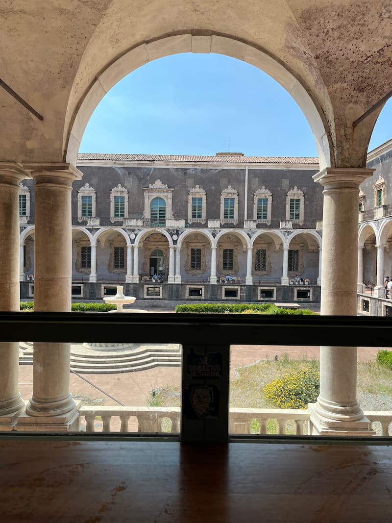 Foto dell'interno dell'aula studio al primo piano dell'ex monastero dell'università, il giorno prima della seduta di laurea