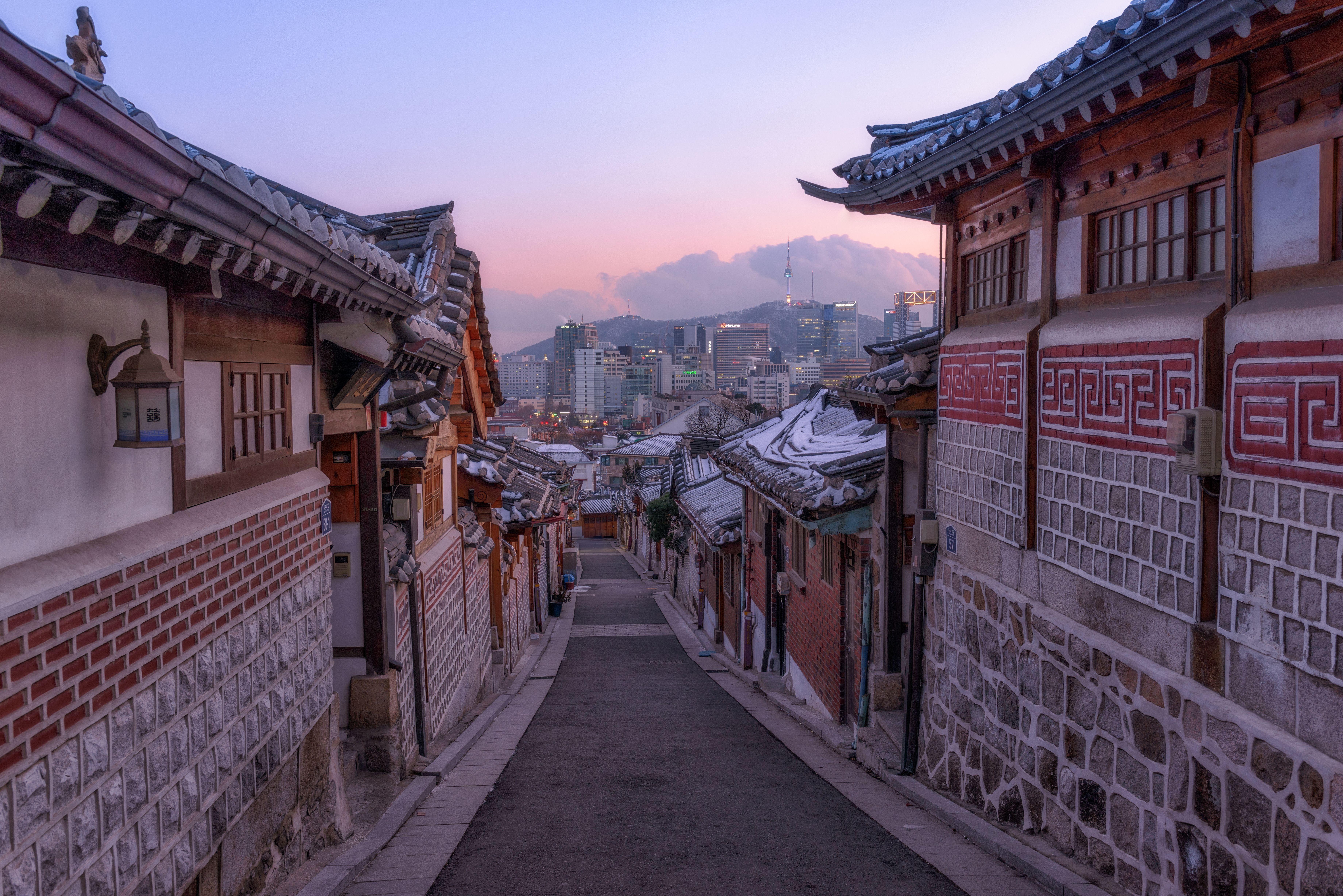Vista notturna di un canale illuminato tra i grattacieli di Seoul
