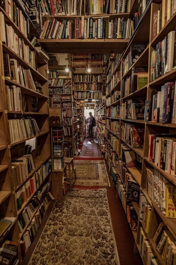 Pila di libri e taccuino